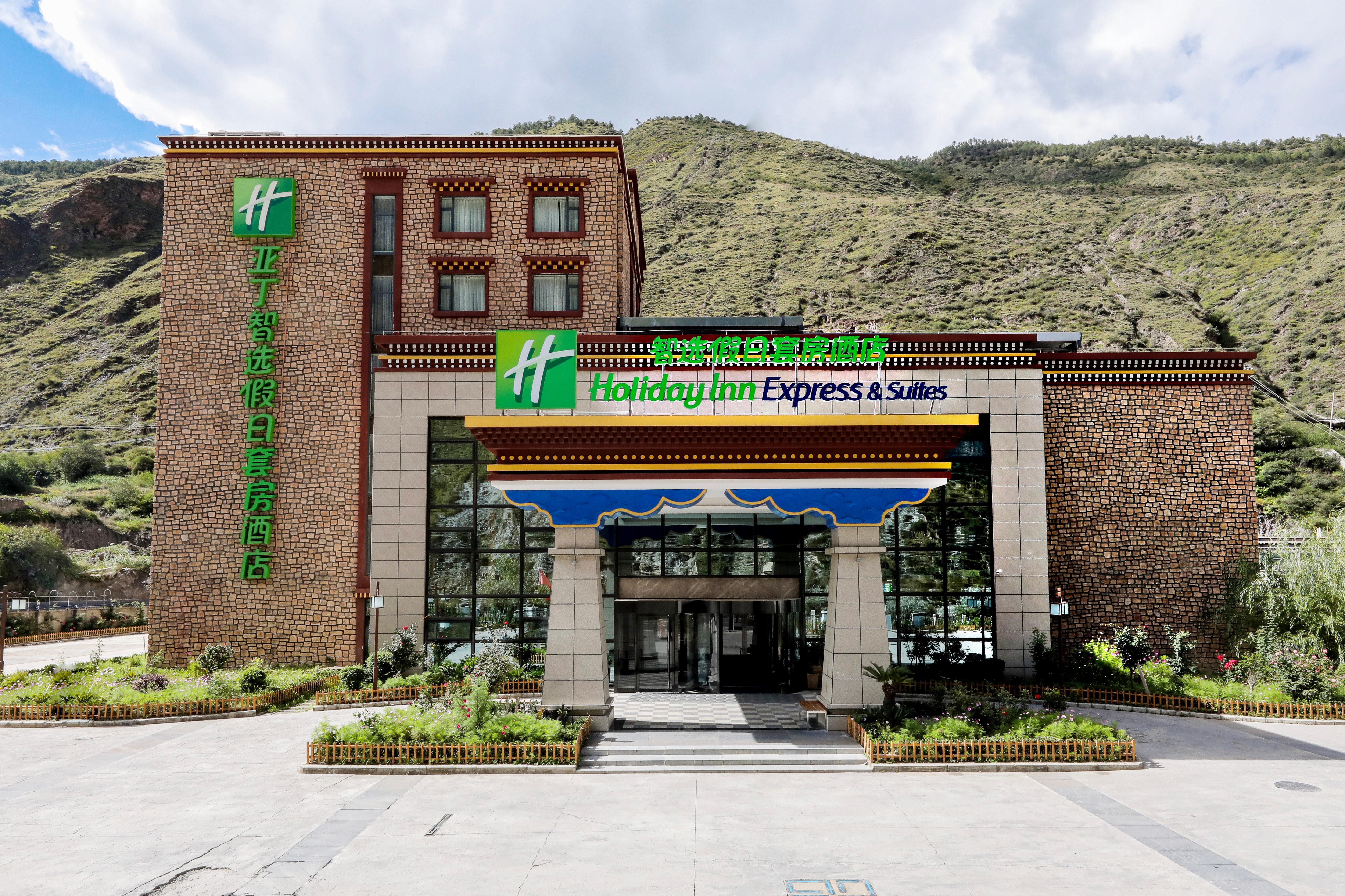 Holiday Inn Express Daocheng Yading Exterior foto
