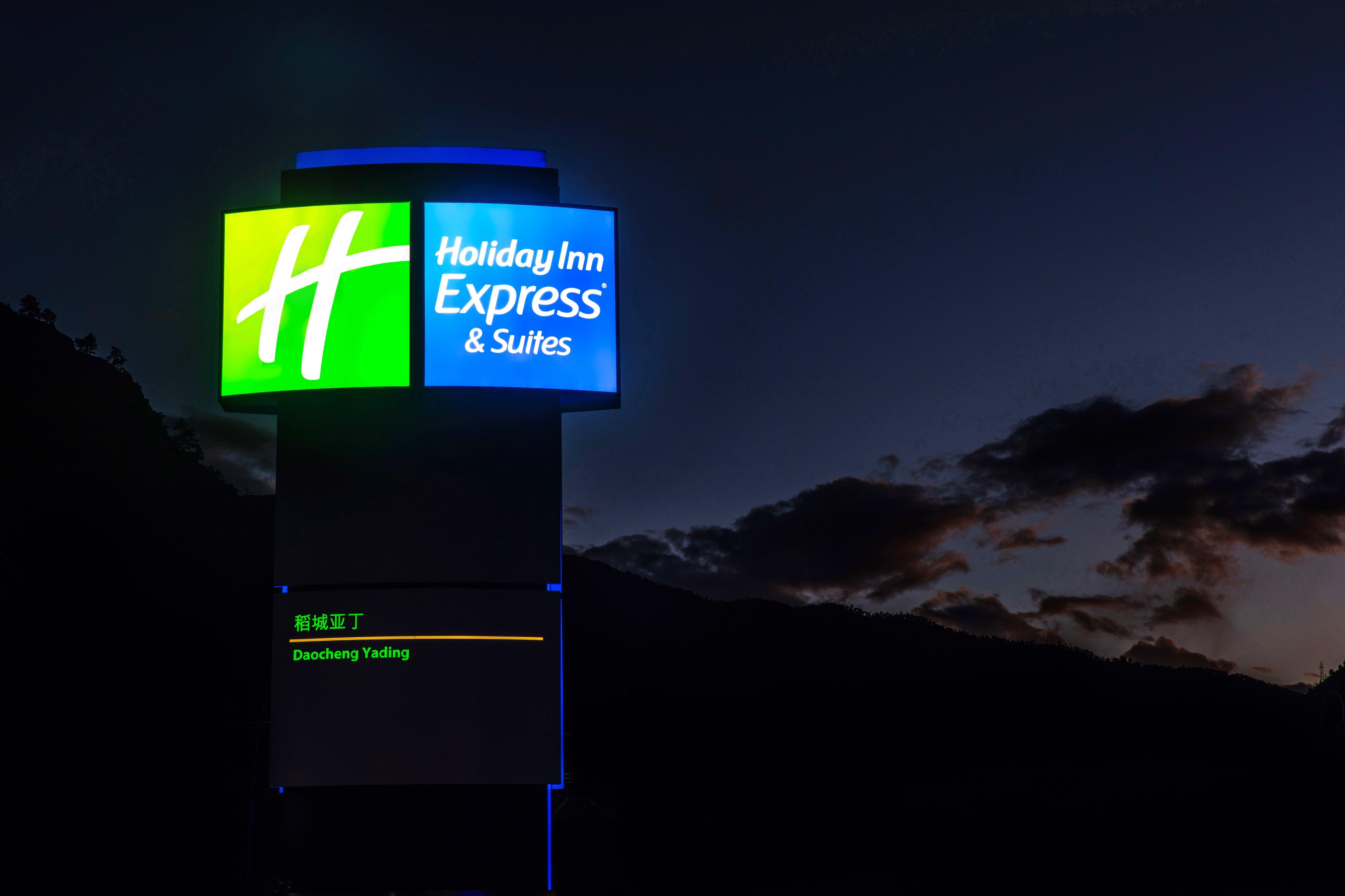 Holiday Inn Express Daocheng Yading Exterior foto