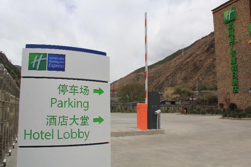 Holiday Inn Express Daocheng Yading Exterior foto